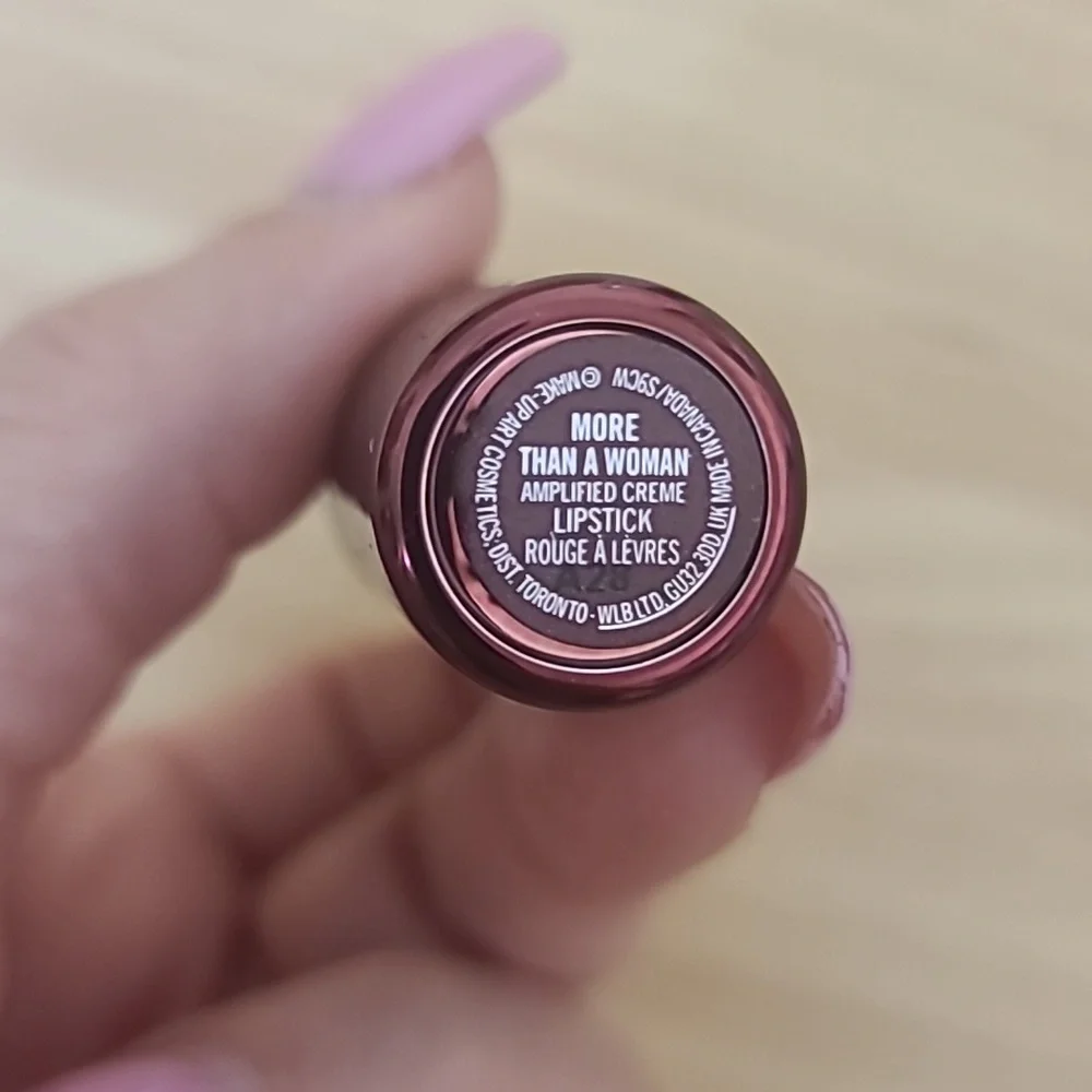 MAC Aaliyah Lipstick" More Than a Woman - Cool deep red" LIMITED EDITION - Picture 6 of 7